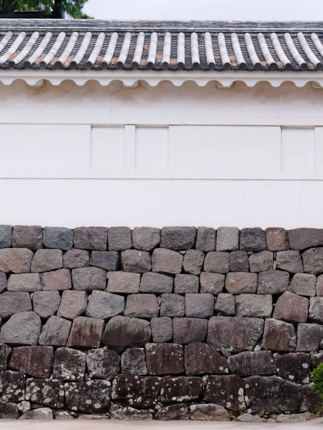 小田原城の屋根タイルが施された白い壁。 - 小田原城 ストックフォトと画像