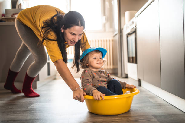 matriz nova com um bebé que faz o trabalho doméstico e que tem o divertimento - family child mother autumn - fotografias e filmes do acervo