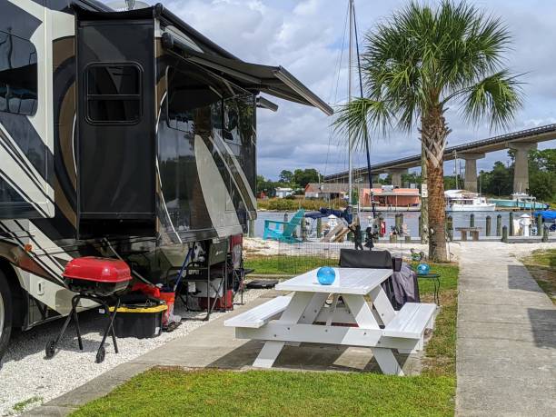 glamping in the usa - motor home park camping luxury photos et images de collection