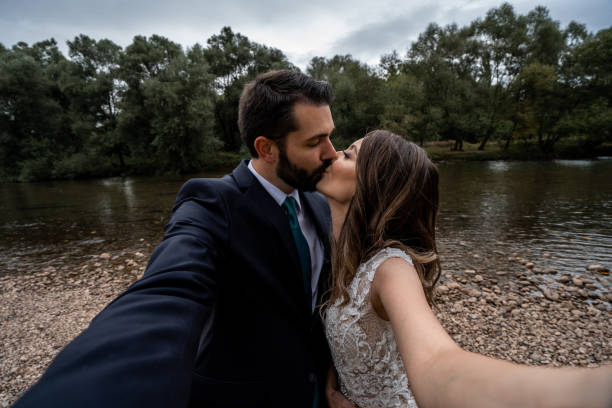 novia y novio feliz, hermosa pareja de la boda al aire libre, tiempo de autofotos - bride women standing beauty in nature fotografías e imágenes de stock