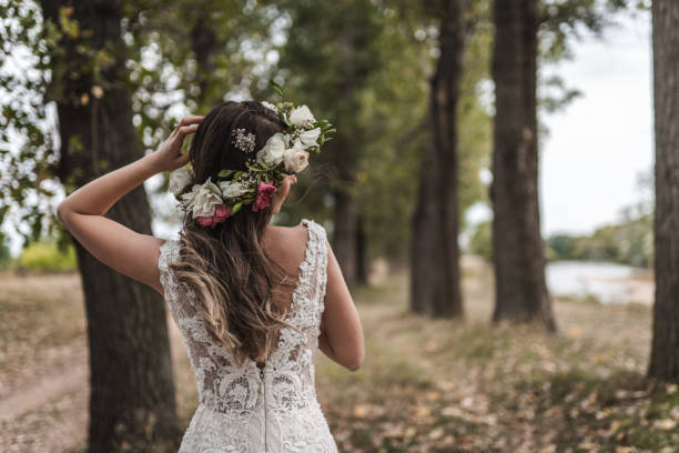 beautiful bride in wedding dress with floral crown - coroa de flores imagens e fotografias de stock
