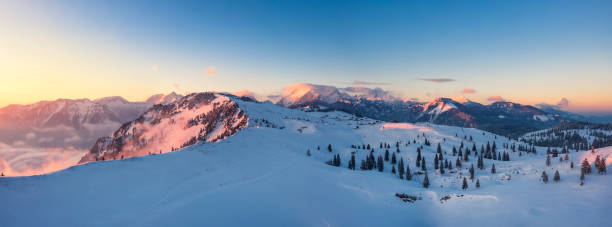 atardecer de invierno - solitude mountain range ridge mountain peak fotografías e imágenes de stock