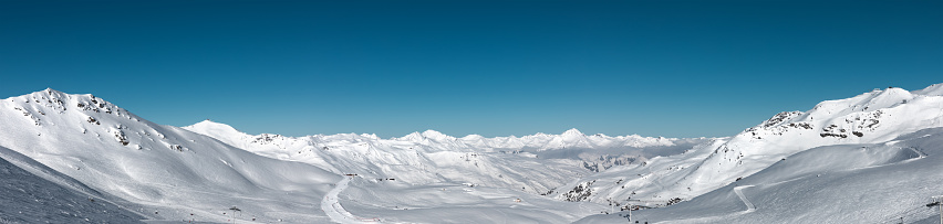Idyllic snowcapped mountain panorama. Val Thorens, France.