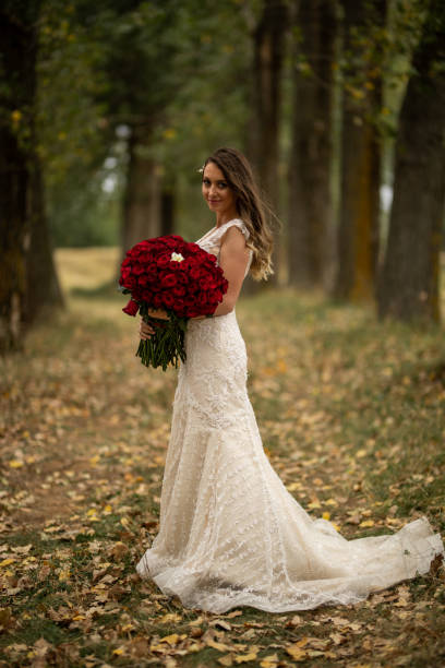 自然の中でウェディングドレスで美しい花嫁 - bride women standing beauty in nature ストックフォトと画像