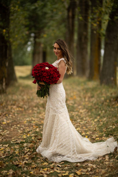 красивая невеста в свадебном платье в природе - bride women standing beauty in nature стоковые фото и изображения