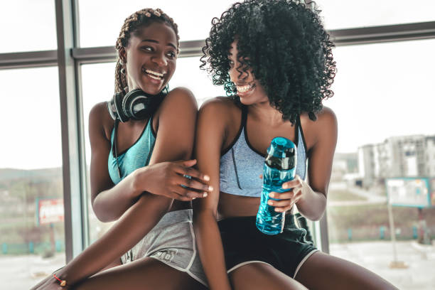 mulher nova saudável feliz do americano africano que trabalha para fora em uma ginástica - friendship women exercising gym - fotografias e filmes do acervo