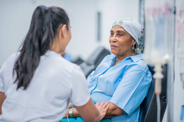 cancer patient receiving treatment stock photo - outpatient imagens e fotografias de stock