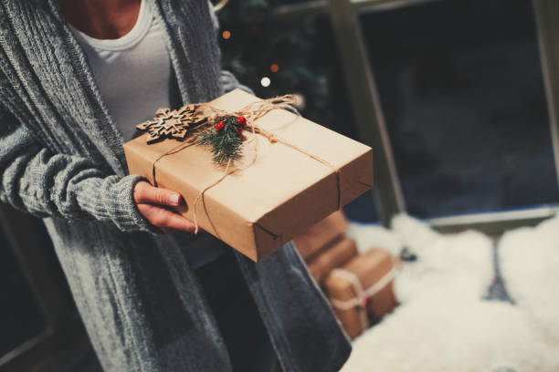 istock Gift giving at Christmastime 1181317033