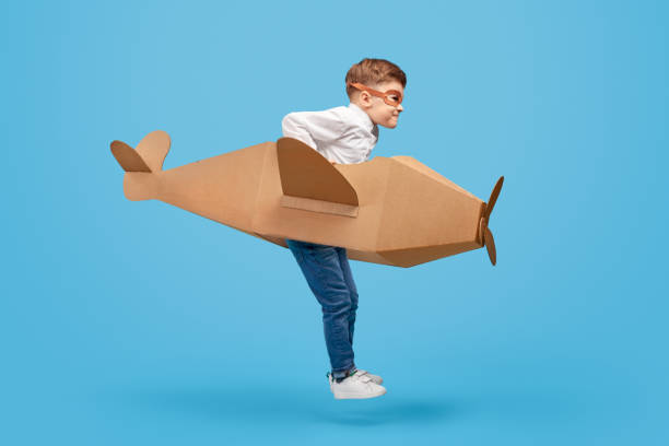 маленький пилот в коробки самолета - aspirations pilot child airplane стоковые фото и изображения