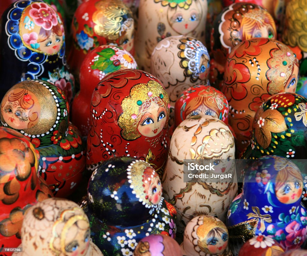 De nombreux Russes Matryoshka poupées en vente à la boutique de souvenirs du marché - Photo de Culture russe libre de droits