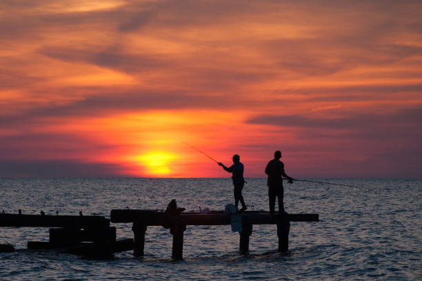 lago erie fisherman al atardecer - orange ohio fotografías e imágenes de stock