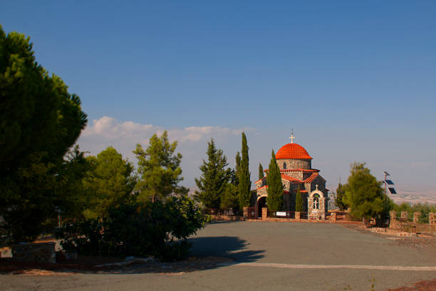 산의 꼭대기에 서 있는 그리스 정교회 수도원인 스타브로부니 수도원, 키프로스. 수평 - mount saint helena 뉴스 사진 이미지