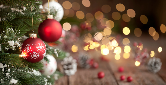 Árbol de Navidad, ornamentos y luces desenfocadas de fondo photo