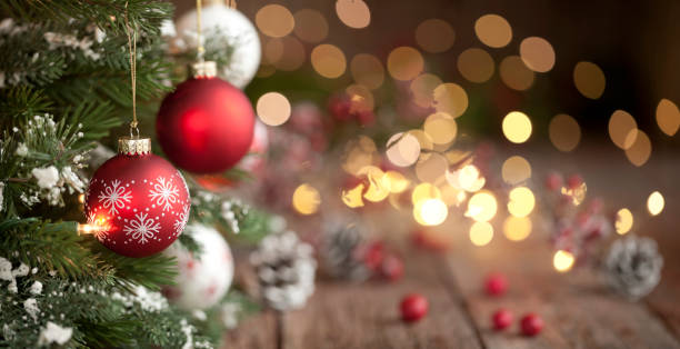 christmas tree, ornaments and defocused lights background - decor imagens e fotografias de stock