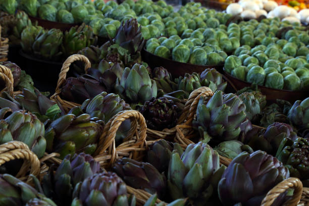 生物学的、自然栽培アーティチョーク、市場カウンターで。 - farmers market montreal canada market ストックフォトと画像