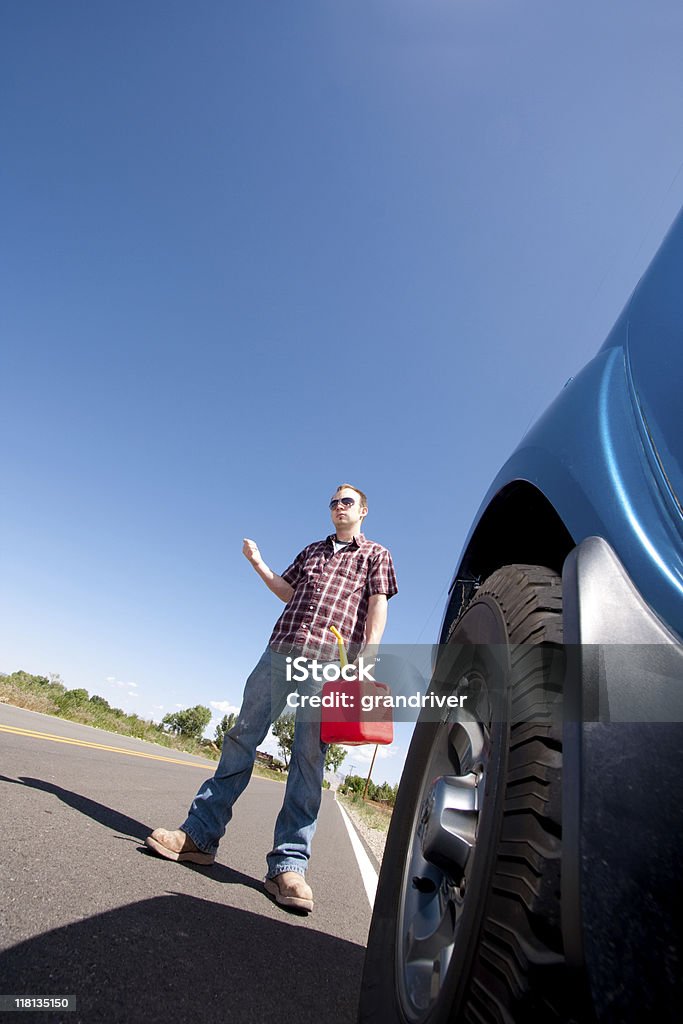 Człowiek z zatrzymanym pojeździe Autostop - Zbiór zdjęć royalty-free (Brak paliwa)
