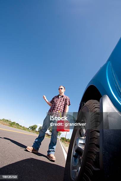 Człowiek Z Zatrzymanym Pojeździe Autostop - zdjęcia stockowe i więcej obrazów Brak paliwa - Brak paliwa, Autostop, Awaria samochodu