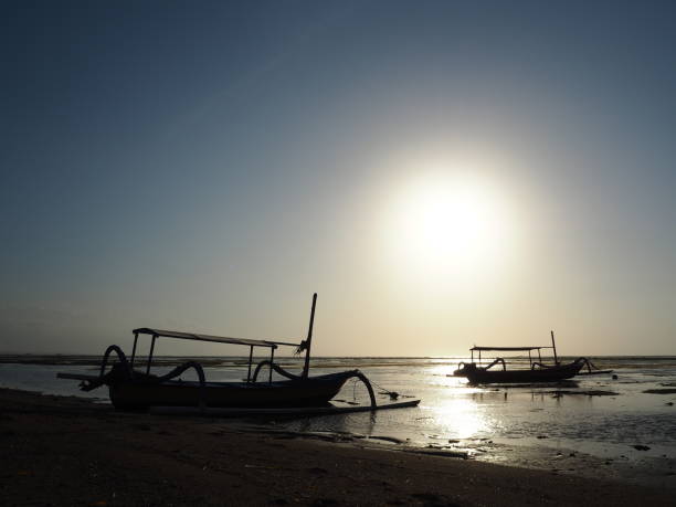 playa de sanur en bali - jukung fotografías e imágenes de stock