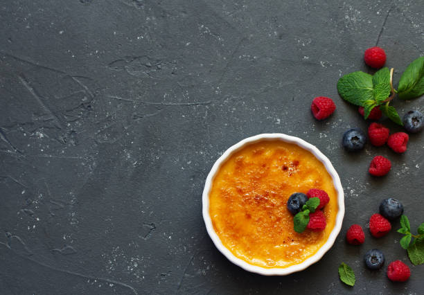 crème brûlée. dessert mit karamell-kruste und beeren. - padding stock-fotos und bilder