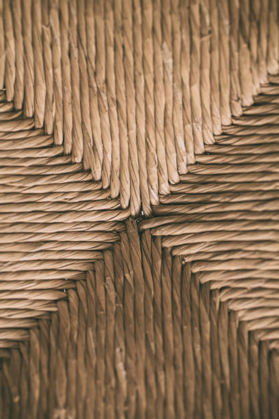textura e fundo de vime para o projeto, fim acima da vista da cadeira de vime handmade. - woven bamboo art close up - fotografias e filmes do acervo