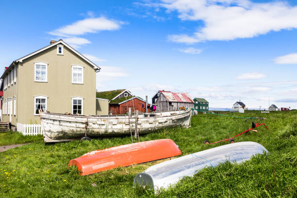 wioska rybacka życia drewniane domy i łodzie z przodu z błękitnym niebem w tle, wyspa flatey, islandia - flatey zdjęcia i obrazy z banku zdjęć