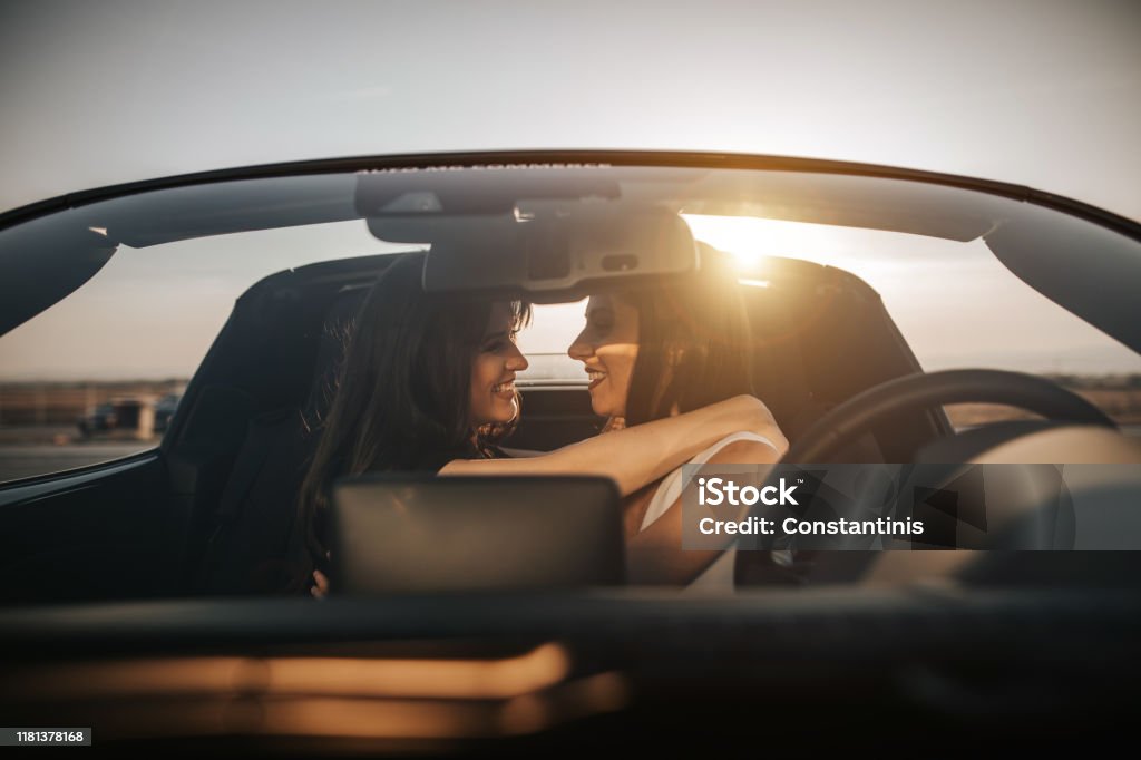 Pacar Bahagia Menggoda Dan Memeluk Di Mobil Dalam Perjalanan Foto Stok Pacar Bahagia Menggoda Dan Memeluk Di Mobil Dalam Perjalanan Foto Stok