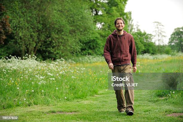 걷기 Man 자연 20-29세에 대한 스톡 사진 및 기타 이미지 - 20-29세, 건강한 생활방식, 걷기