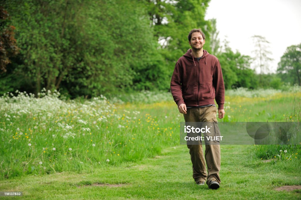 Andar Homem na natureza - Royalty-free 20-29 Anos Foto de stock