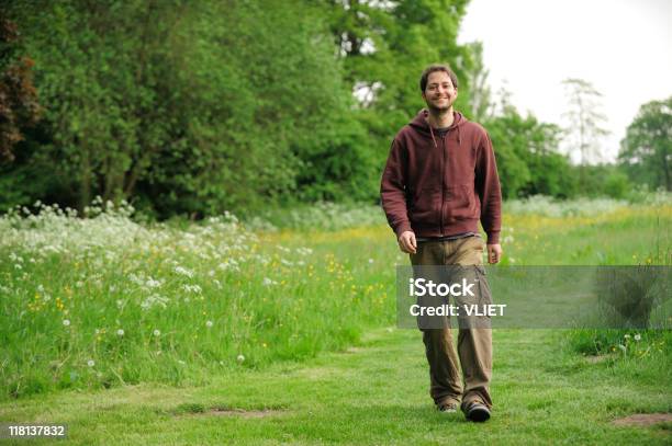 Andar Homem Na Natureza - Fotografias de stock e mais imagens de 20-29 Anos - 20-29 Anos, Adulto, Andar