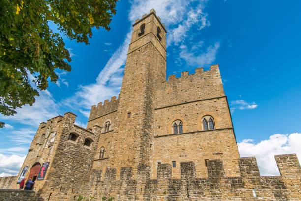 il castello di poppi è il monumento principale del casentino. a differenza di tutti gli altri castelli e dell'architettura medievale della zona, non è stata rovinata dal tempo e dagli uomini che sono sempre stati utilizzati come residenza del potere poli - arezzo foto e immagini stock