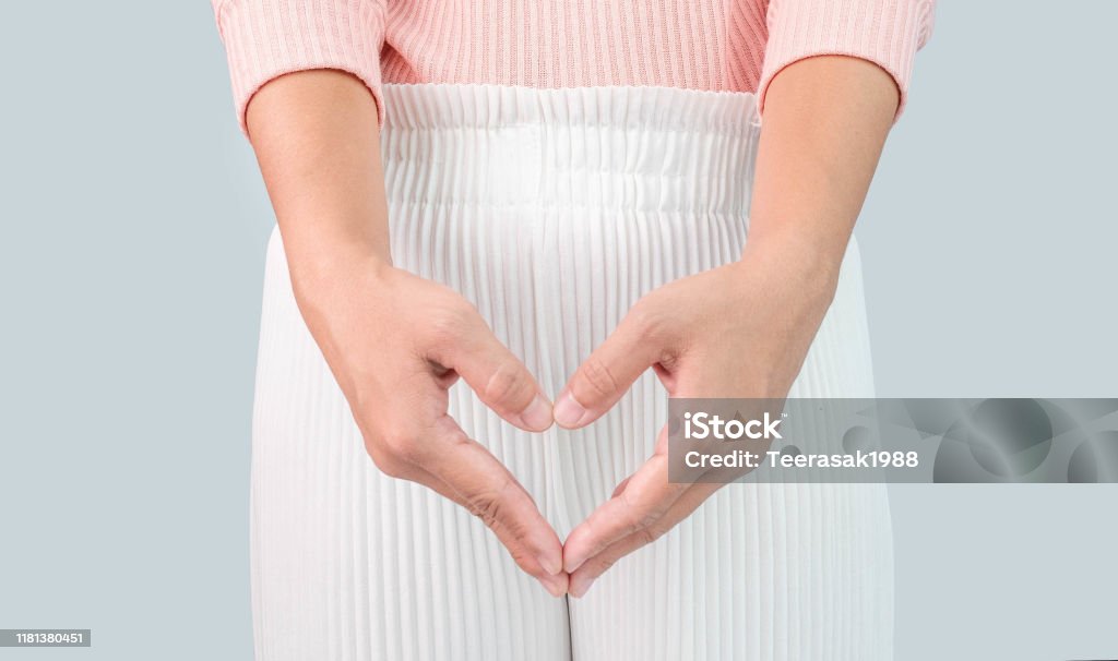 Nahaufnahme der jungen Frau und Hand ist ein Symbol des Herzens über ihrem Schritt. Feminine shygiene-Konzept. - Lizenzfrei Scheide Stock-Foto