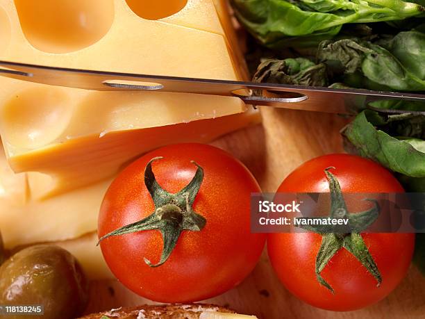 Foto de Tomatos E Queijo e mais fotos de stock de Alimentação Saudável - Alimentação Saudável, Antepasto, Azeitona