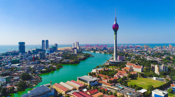 colombo, sri lanka- 05. dezember 2018; blick auf die skyline von colombo mit modernen architekturgebäuden einschließlich der lotustürme. - sri lanka stock-fotos und bilder