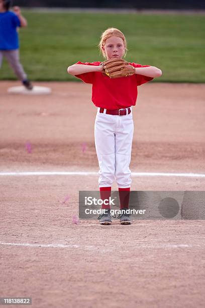 Kleines Mädchen Spielt Softball Stockfoto und mehr Bilder von Mädchen - Mädchen, Softball - Sport, Baseball-Pitcher