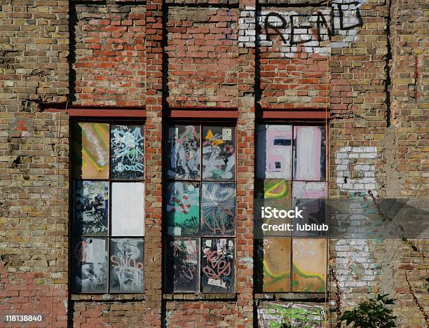 Photo libre de droit de Graffiti Sur Le Vieux Mur De Briques Et De Fenêtres À Berlin En Allemagne banque d'images et plus d'images libres de droit de Graffiti