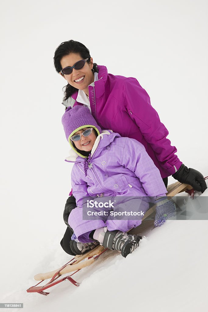 Madre e figlia su una slitta - Foto stock royalty-free di Adolescenza