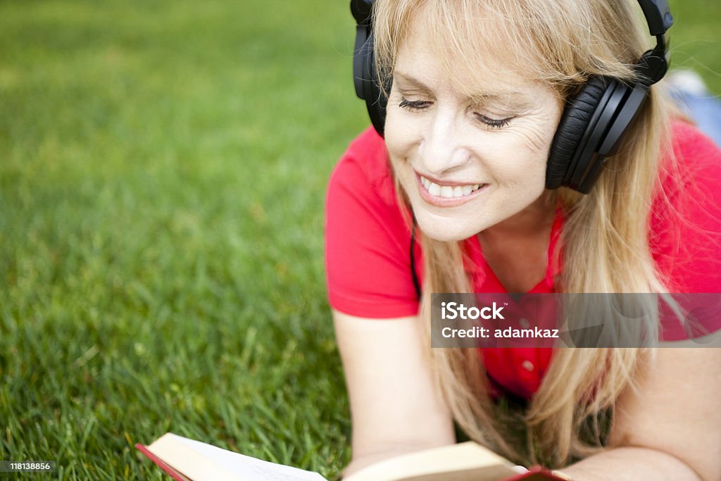 Starszy kobieta Słuchanie muzyki - Zbiór zdjęć royalty-free (Aktywni seniorzy)