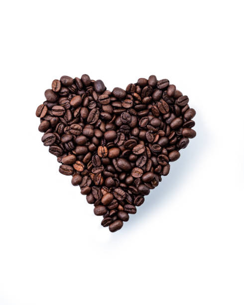 кофейные зерна в форме сердца. - coffee nobody macro directly above стоковые фото и изображения