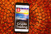crypto-trading-website-anmeldeseite-des-smartphone-bildschirms.jpg?b=1&s=170x170&k=20&c=GysvcDfjpRVBLwafj9kSQG1b1z0tD1uYL5T32zNgEyw=