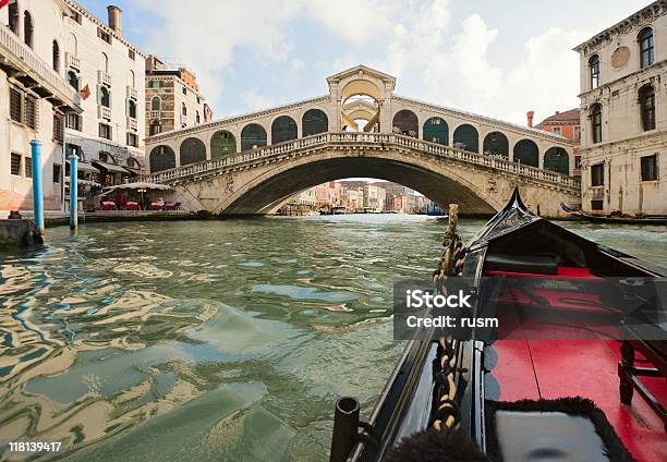 Gondel Nahe Der Rialtobrücke Venedig Stockfoto und mehr Bilder von Architektur - Architektur, Aufnahme von unten, Außenaufnahme von Gebäuden