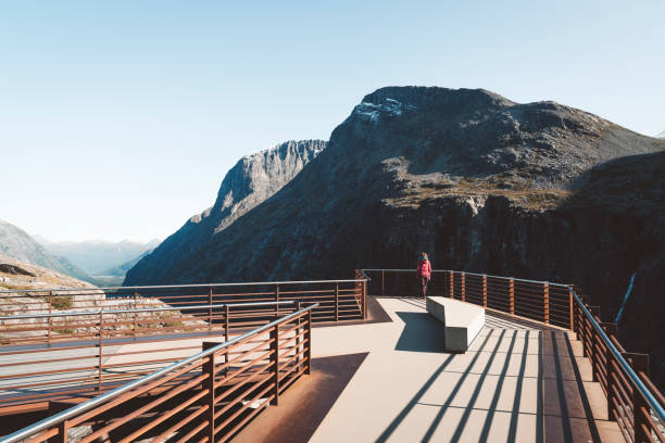 plateforme de point de vue trollstigen - norway snake street construction photos et images de collection