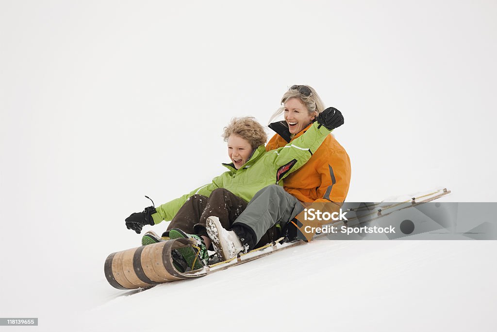 Mutter und Sohn Reiten auf einem Schlitten - Lizenzfrei Abenteuer Stock-Foto