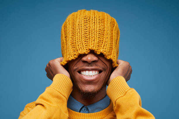 sourire d'homme afro-américain funky - humor men laughing teenager photos et images de collection