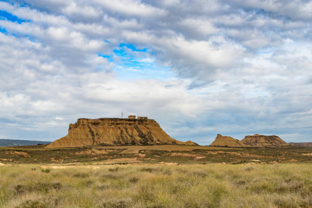 erozja góry bardenas reales - flattop mountain zdjęcia i obrazy z banku zdjęć