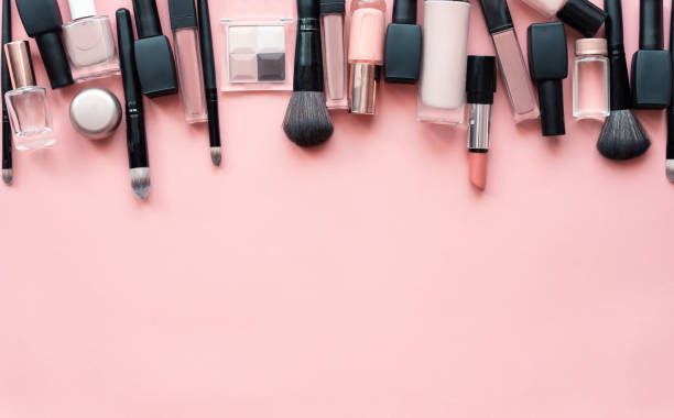 beauté composent les produits cosmétiques femmes accessoires dans la ligne de ligne sur le fond plat rose laïque, bon marché discount commercial offre de vente au détail d'achat en ligne, vue haut au-dessus de l'espace de copie, bannière de maquillag - make up cosmetics make up brush beauty photos et images de collection