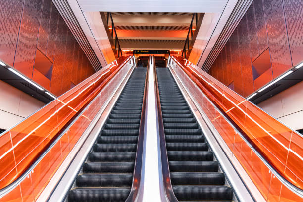 два эскалатора - railroad station escalator staircase steps стоковые фото и изображения