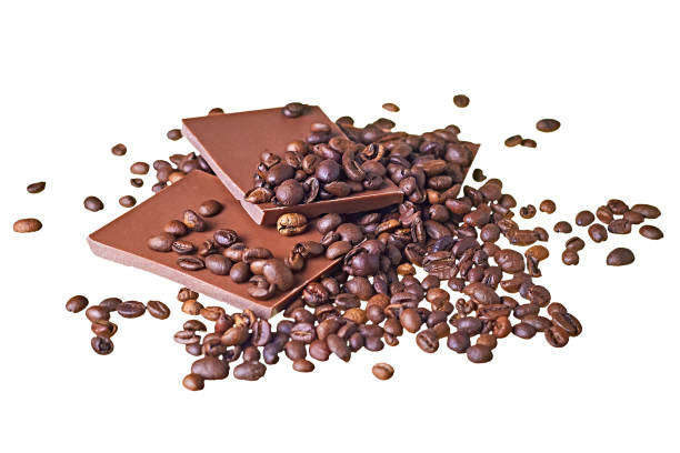 깨진 바 어두운 쓴 또는 밀키 초콜릿과 튀김 커피 콩의 흩어져 조각그림자없이 흰색 배경에 고립 - bittersweet berry 이미지 뉴스 사진 이미지