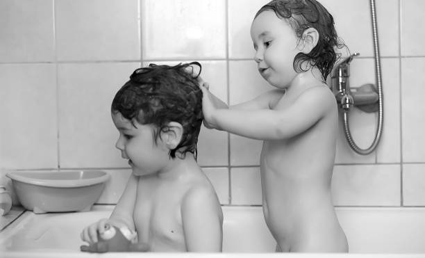 Младший брат в душе. Брат и сестра играются в ванной. Bath time 15л. Детишки в ванной запретное.