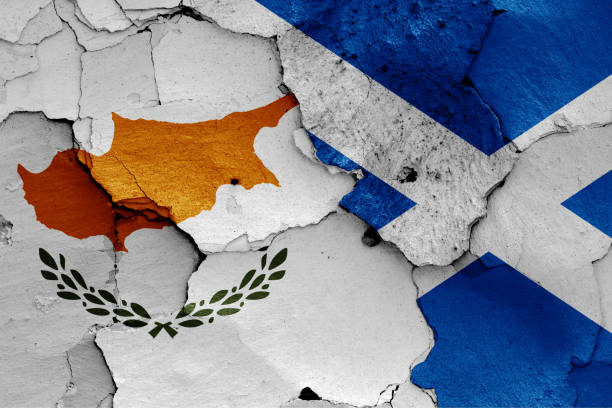 금이 벽에 그려진 키프로스와 스코틀랜드의 국기 - scotland cyprus 뉴스 사진 이미지