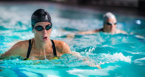 braza natación en la piscina cubierta. - braza fotografías e imágenes de stock